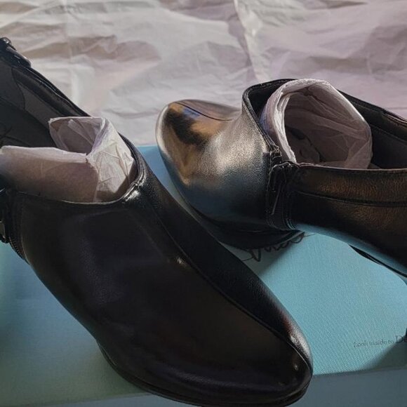 Life Stride Women's Shoes/Boot Style, size 8, in black - Never Worn/Original Box - Picture 2 of 6